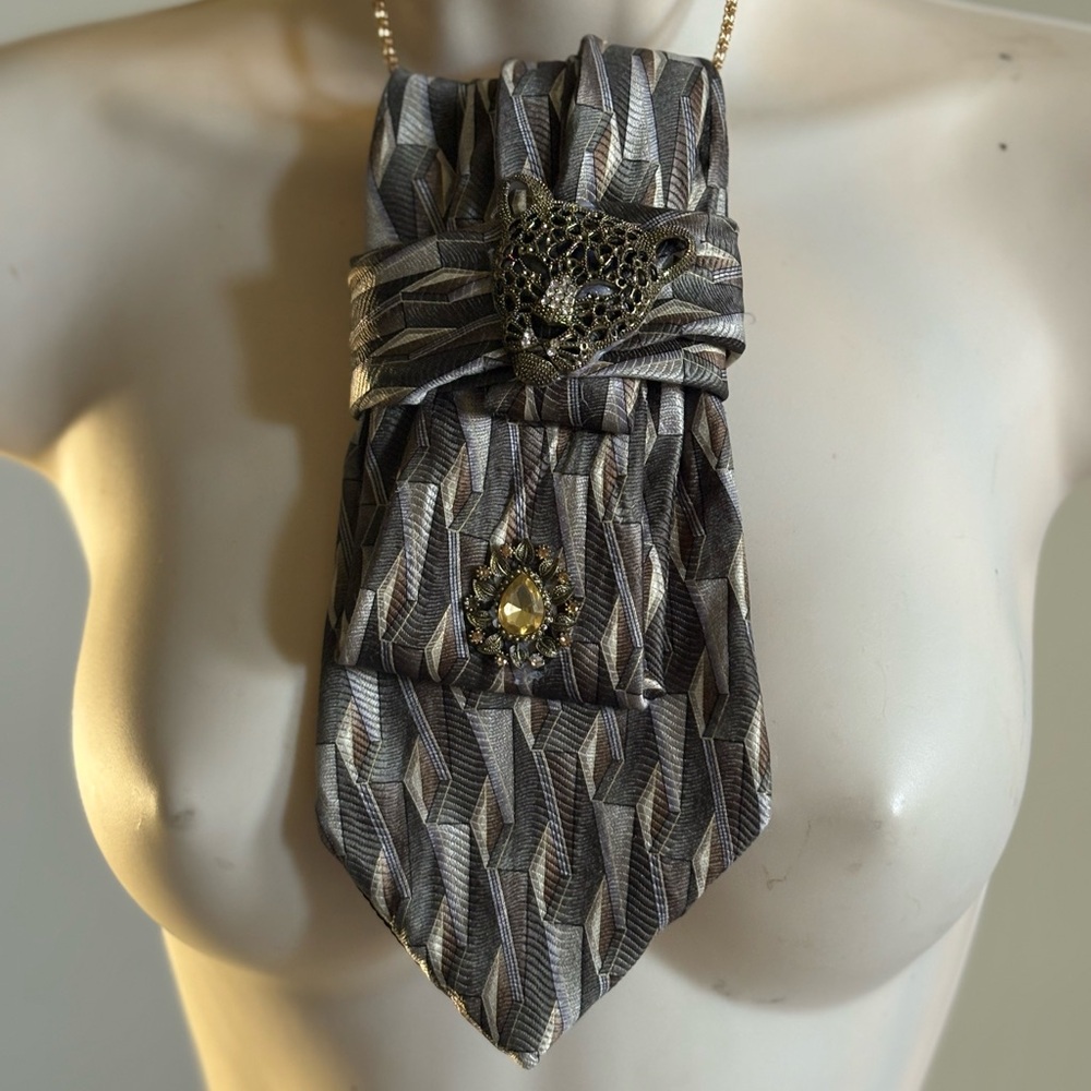 Vintage-Inspired Gray Geometric Pendant Necklace with Leopard Accent